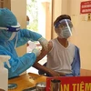 Tiêm vaccine cho người dân tại huyện Chơn Thành, Bình Phước. (Ảnh: TTXVN phát) 