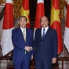 Thủ tướng Nguyễn Xuân Phúc và Thủ tướng Nhật Bản Suga Yoshihide. (Ảnh: Thống Nhất/TTXVN) 