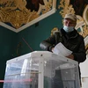 Cử tri Nga bỏ phiếu tại một địa điểm bầu cử ở Moskva, ngày 17/9/2021. (Ảnh: THX/TTXVN) 