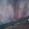 Núi lửa ở công viên Cumbre Vieja phun trào tạo một cột khói, tro bụi và dung nham. (Nguồn: AFP/Getty Images) 