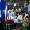 Công nhân làm việc bên trong nhà máy của Khu công nghiệp Yên Phong, Bắc Ninh. (Ảnh: Thanh Thương/TTXVN) 