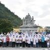 Lãnh đạo tỉnh Hà Giang chụp ảnh lưu niệm cùng đoàn cán bộ y tế tham gia hỗ trợ Thành phố Hồ Chí Minh chống dịch. (Ảnh: Minh Tâm/TTXVN) 