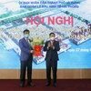 Đại diện Ban Quản lý Khu kinh tế Hải Phòng (phải) trao chứng nhận đầu tư cho Tập đoàn HATECO. (Ảnh: Hoàng Ngọc/TTXVN) 