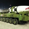 Mẫu tên lửa đạn đạo xuyên lục địa (ICBM) mới của Triều Tiên được giới thiệu trong cuộc duyệt binh kỷ niệm 75 năm thành lập đảng Lao động Triều Tiên tại Bình Nhưỡng ngày 10/10/2020. (Ảnh: Yonhap/TTXVN) 