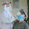 Lực lượng y tế lấy mẫu xét nghiệp cho người dân thôn Cao Thắng, xã Ea Kao, thành phố Buôn Ma Thuột. (Ảnh: Tuấn Anh/TTXVN) 