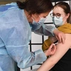 Nhân viên y tế tiêm vaccine ngừa COVID-19 của hãng AstraZeneca cho người dân tại Brest, Pháp ngày 12/3/2021. (Ảnh: AFP/TTXVN) 