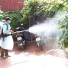 Phun thuốc diệt muỗi. (Ảnh: Nguyễn Chinh/TTXVN) 
