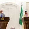 Đại diện cấp cao phụ trách chính sách an ninh và đối ngoại của EU Josep Borrell (trái) và Ngoại trưởng Saudi Arabia Faisal bin Farhan trong cuộc họp báo chung tại Riyadh vào ngày 3/10. (Nguồn: Reuters) 