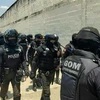 Cảnh sát được huy động sau vụ bạo động tại nhà tù ở Guayaquil, Ecuador, ngày 30/9/2021. (Ảnh: AFP/TTXVN) 