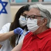 Người cao tuổi Israel được tiêm mũi thứ ba vaccine ngừa COVID-19 tại Ramat HaSharon, ngày 30/7/2021. (Ảnh: THX/TTXVN) 