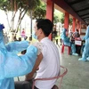Triển khai tiêm vaccine mũi 2 cho người dân tại phường Phú Cường, thành phố Thủ Dầu Một, tỉnh Bình Dương. (Ảnh: Văn Hướng/TTXVN) 