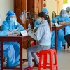 Tư vấn, khám lâm sàng cho người dân đến tiêm tại điểm tiêm Trung tâm Văn hóa quận Sơn Trà. (Ảnh: Văn Dũng/TTXVN) 