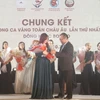 Đại sứ Thái Xuân Dũng trao giải đặc biệt. (Ảnh: Hồng Kỳ/Vietnam+) 