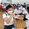 Cán bộ, giáo viên ngành giáo dục thành phố Quy Nhơn tiêm vaccine ngừa COVID-19. (Ảnh: Nguyên Linh/TTXVN) 