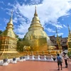 Khách du lịch thăm quan một ngôi chùa ở Chiang Mai, Thái Lan. (Ảnh: AFP/TTXVN) 