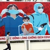 Tấm biển tuyên truyền phòng, chống COVID-19 trên đường phố Hà Nội. (Ảnh: Huy Hùng/TTXVN) 
