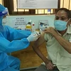 Nhân viên y tế tiêm vaccine cho người cao tuổi tại phường Thắng Nhì, thành phố Vũng Tàu. (Ảnh: TTXVN phát) 