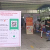 Hướng dẫn khai báo y tế tại một chốt kiểm soát dịch ở Quảng Ninh. (Ảnh: Thanh Vân/TTXVN) 