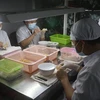 Sơ chế sản phẩm yến tinh tại cơ sở yến sào Du Long, Thành phố Rạch Giá (Kiên Giang). (Ảnh: Lê Huy Hải/TTXVN) 