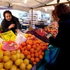 Người dân mua thực phẩm tại một khu chợ ở thủ đô Berlin, Đức. (Ảnh: AFP/TTXVN) 