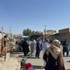 Người dân tập trung tại hiện trường vụ nổ tại Thánh đường Hồi giáo ở thành phố Kandahar, Afghanistan. (Ảnh: AA/TTXVN) 
