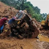 Nhân viên cứu hộ dọn dẹp sau vụ lở đất do mưa lớn tại Ấn Độ, ngày 17/10/2021. (Ảnh: AFP/TTXVN) 
