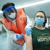 Nhân viên y tế tiêm vaccine ngừa COVID-19 của hãng dược Moderna cho người dân ở Bronx New York, Mỹ. (Ảnh: AFP/TTXVN) 