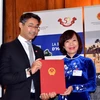 Đại sứ Lê Linh Lan và Lãnh sự danh dự Việt Nam tại Thụy Sĩ Philipp Rosler. (Ảnh: Tố Uyên/TTXVN) 