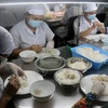 Công nhân sơ chế sản phẩm yến tinh tại cơ sở yến sào Du Long, Thành phố Rạch Giá (Kiên Giang). (Ảnh: Lê Huy Hải/TTXVN) 