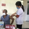 Tiêm vaccine COVID-19 tại Trung tâm Y tế huyện Vị Xuyên (Hà Giang). (Ảnh: Nguyễn Chiến/TTXVN) 