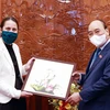 Chủ tịch nước Nguyễn Xuân Phúc tặng quà cho Đại sứ đặc mệnh Toàn quyền New Zealand tại Việt Nam Tredene Dobson. (Ảnh: Thống Nhất/TTXVN) 