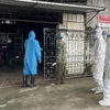 Nhân viên y tế đi từng nhà để lấy mẫu xét nghiệm COVID-19 cho người dân xã Quang Trung, Thị xã Bỉm Sơn, tỉnh Thanh Hóa. (Ảnh: Nguyễn Nam/TTXVN) 