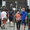 Người dân đeo khẩu trang phòng lây nhiễm COVID-19 tại ga tàu điện ngầm ở Singapore. (Ảnh: THX/TTXVN) 
