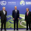 Tổng Thư ký Liên hợp quốc Antonio Guterres (phải), Thủ tướng Anh Boris Johnson (trái) và Tổng thống Mỹ Joe Biden tại Hội nghị lần thứ 26 các bên tham gia Công ước khung của Liên hợp quốc về biến đổi khí hậu (COP26) ở Glasgow, Scotland, Anh, ngày 1/11/2021