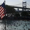 Người dân giải nhiệt tránh nóng tại một hồ nước ở New York, Mỹ. (Ảnh: AFP/TTXVN) 