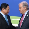 Tổng Thư ký Liên hợp quốc Antonio Guterres đón Thủ tướng Phạm Minh Chính đến dự Hội nghị COP26. (Ảnh: TTXVN) 