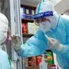 Nhân viên y tế lấy mẫu xét nghiệm COVID-19 cho người dân tại tỉnh Hà Bắc, Trung Quốc ngày 31/10/2021. (Ảnh: THX/TTXVN) 