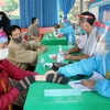 Nhân viên y tế kiểm tra sức khỏe người dân thành phố Việt Trì trước khi tiêm vaccine. (Ảnh: Trung Kiên/TTXVN) 