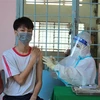 Tiêm vaccine cho học sinh tại điểm Trường THPT Vĩnh Long, thành phố Vĩnh Long. (Ảnh: Lê Thúy Hằng/TTXVN) 