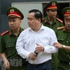 Cảnh sát dẫn giải bị cáo bị cáo Phan Văn Anh Vũ. (Ảnh: Doãn Tấn/TTXVN) 