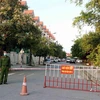 Lực lượng chức năng lập chốt chống dịch tại đường có quán Boon BBQ. (Ảnh: Công Tường/TTXVN) 
