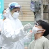 Nhân viên y tế lấy mẫu xét nghiệm COVID-19 cho người dân xã Ninh Hiệp (huyện Gia Lâm), ngày 02/11. (Ảnh: Minh Quyết/TTXVN) 
