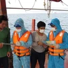 Hải đoàn 32, Bộ Tư lệnh Vùng Cảnh sát biển 3 tuyên truyền Luật Cảnh sát biển Việt Nam cho các ngư dân hoạt động trên biển trong điều kiện dịch COVID-19 vẫn còn diễn biến phức tạp. (Ảnh: TTXVN phát) 