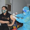 Người dân phường 1, thành phố Cao Lãnh, tỉnh Đồng Tháp được tiêm vaccine phòng COVID-19. (Ảnh: Nhựt An/TTXVN) 
