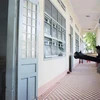 Phun thuốc sát khuẩn trong trường học ở Quy Nhơn. (Ảnh: Tường Quân/TTXVN) 
