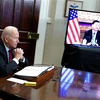 Tổng thống Mỹ Joe Biden (trái) và Chủ tịch Trung Quốc Tập Cận Bình (trên màn hình) trong cuộc hội đàm thượng đỉnh trực tuyến, tại Washington DC., ngày 15/11/2021. (Ảnh: AFP/TTXVN) 