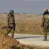 Binh sỹ Armenia tuần tra trên tuyến đường gần làng Berdashen thuộc tỉnh Shirak, khu vực ranh giới ngừng bắn với Azerbaijan, ngày 27/11/2020. (Ảnh: AFP/TTXVN) 