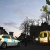 Cảnh sát Anh gác trên phố Sutcliffe sau vụ nổ xe taxi bên ngoài Bệnh viện Phụ nữ ở Liverpool ngày 15/11/2021. (Ảnh: THX/TTXVN) 