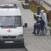 Nhân viên y tế chuyển bệnh nhân COVID-19 tới bệnh viện ở Moskva, Nga, ngày 13/11/2021. (Ảnh: THX/TTXVN) 