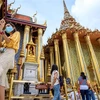 Du khách thăm Cung điện Hoàng gia ở Bangkok, Thái Lan. (Ảnh: AFP/TTXVN) 
